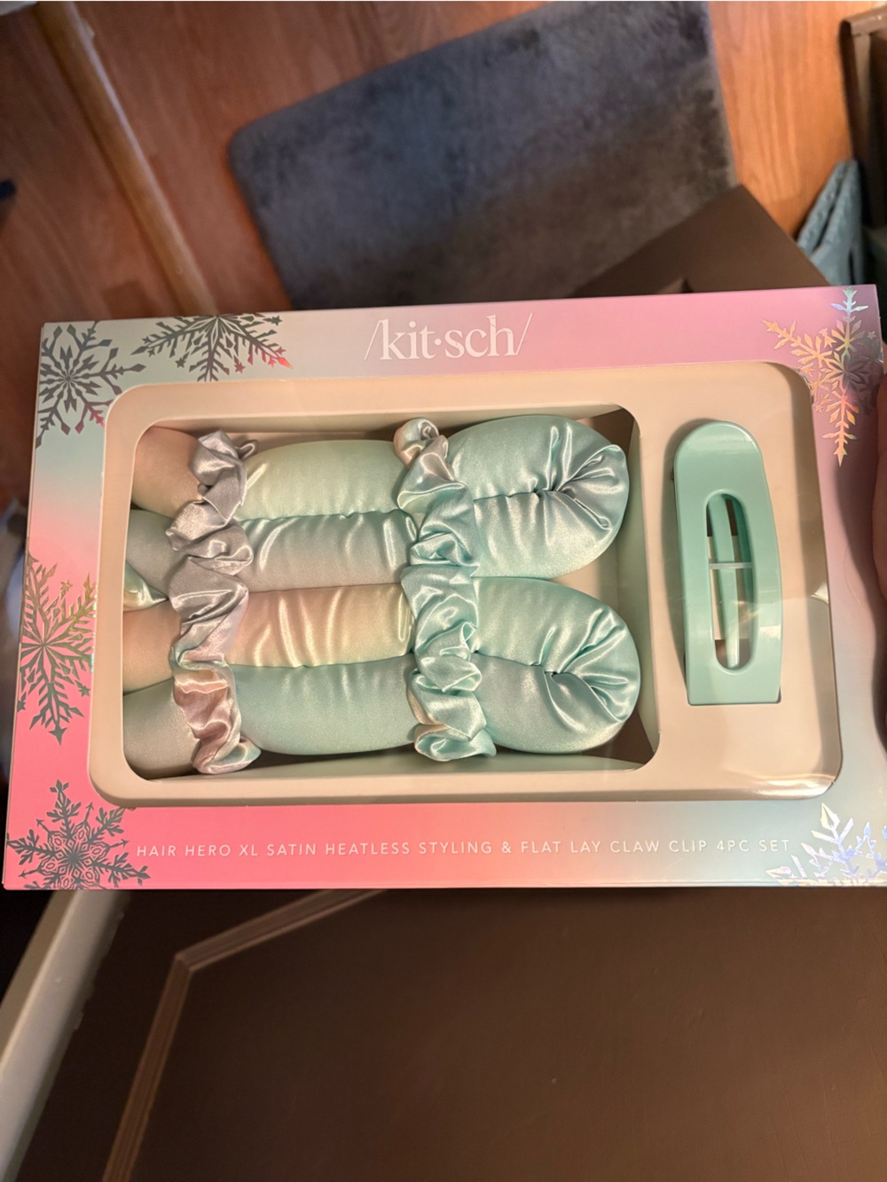 Kitsch Satin Heatless Styling Set in Mint & Pastel Iridescent